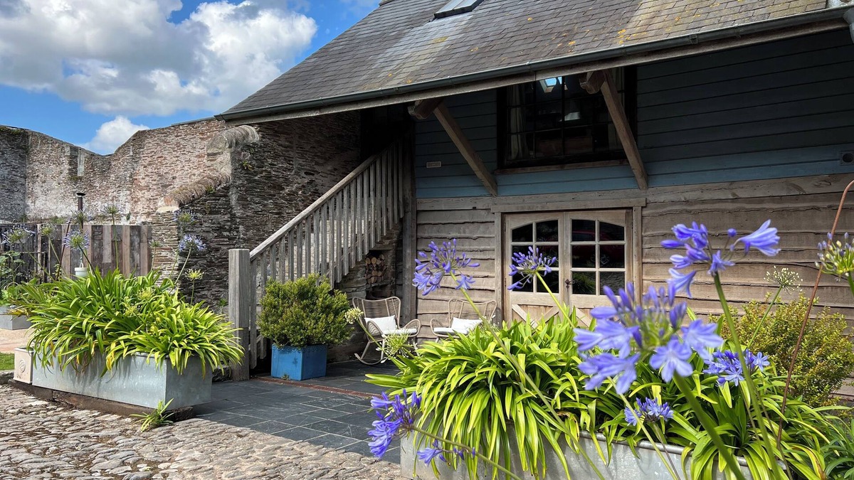 Chillington House | Luxury Barn for Two - the Nest With Private Hot Tub & Garden Near The Sea