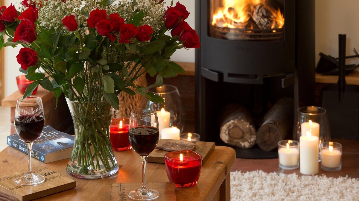 Stoke Ash House | Luxury barn with private hot tub, sauna, pizza oven, dog friendly.
