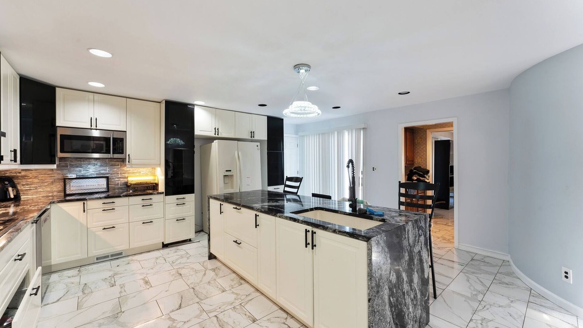 Bay Shore House | LUXURY BAY SHORE HOME