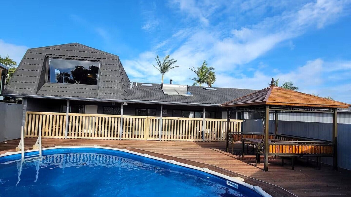 Army Bay House | Luxury Bay Vacation Home with 5 Ensuites