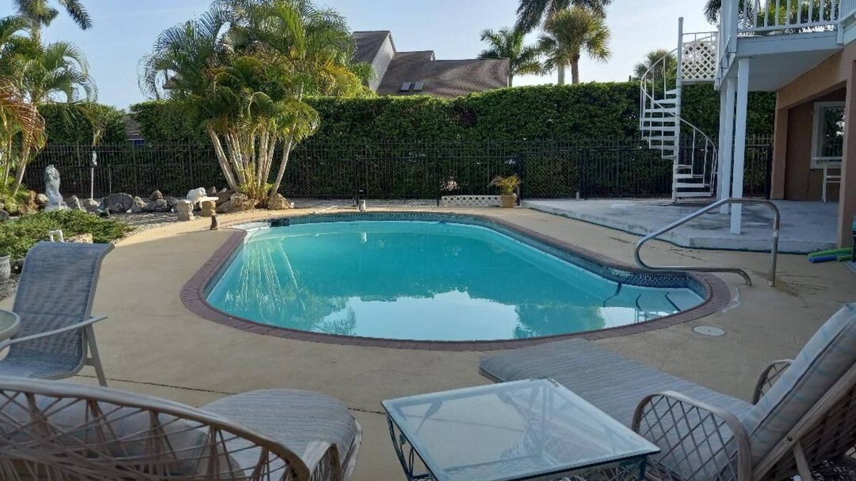 Bayshore Gardens Apartment | Luxury Bayview Wellness Retreat w/Pool, Salt-Water Jacuzzi, Hot Tub.+ more!