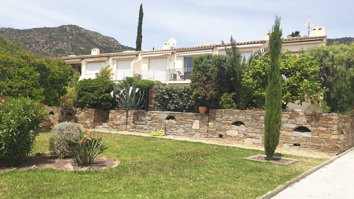 Le Lavandou Apartment | Luxury Beach Front BLUE Apartment ST CLAIR BEACH