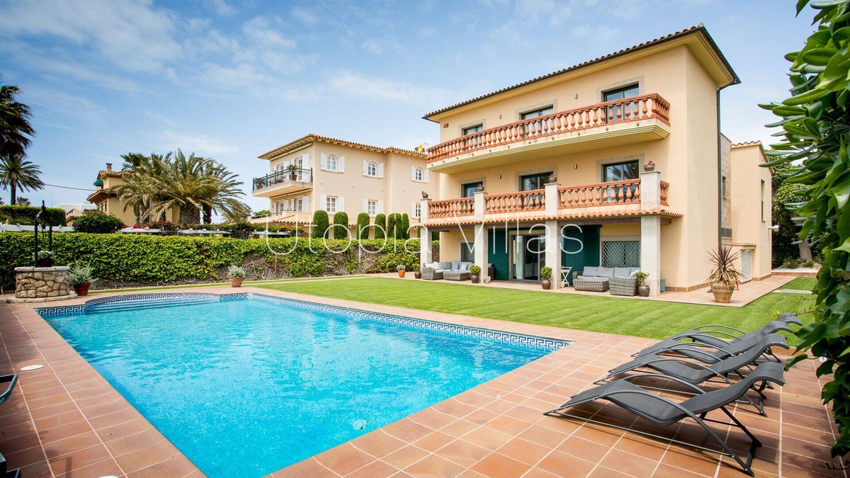 Passeig Maritim Villa | Luxury beach front villa for 14 people in Sitges, Barcelona