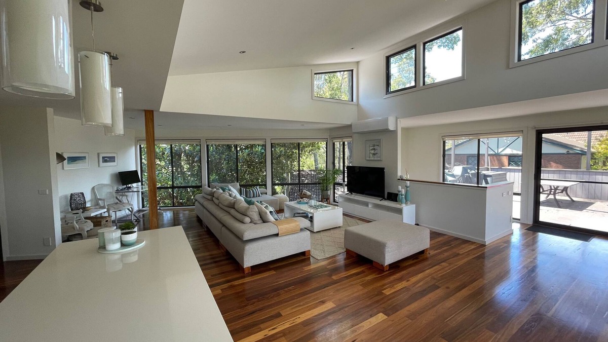 Denhams Beach House | Luxury beach house, 4 mins walk to Denhams Beach.