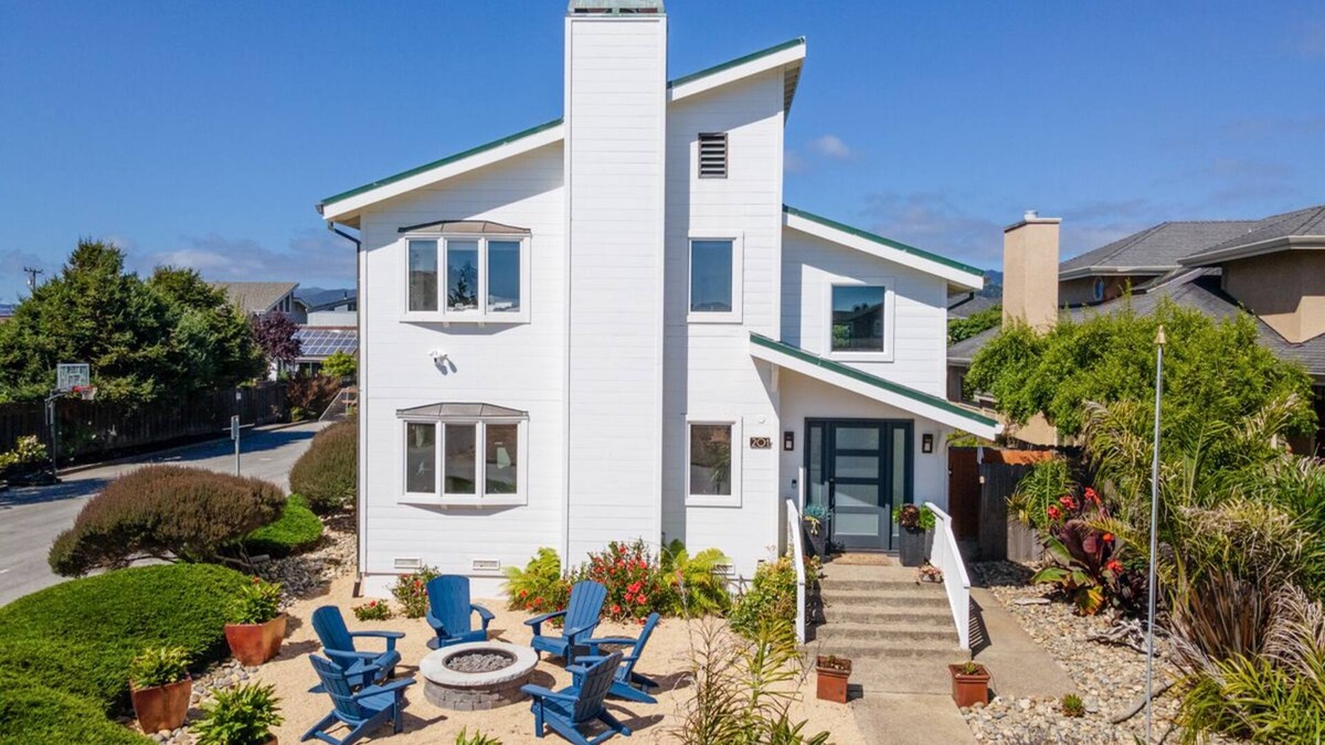 Half Moon Bay House | Luxury Beach House near Downtown Main Street Half Moon Bay