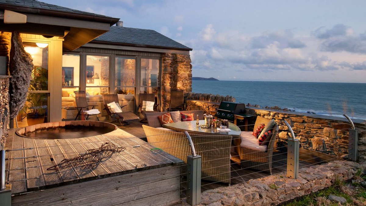Looe House | Luxury Beach House Rental with Hot Tub, 30 meters to Beach