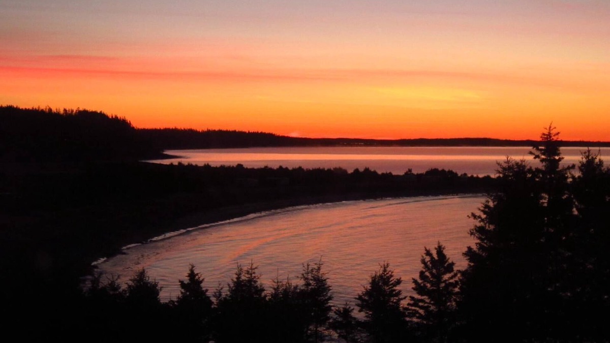 Clam Bay Cottage | Luxury Beach House. Hot tub, Infrared Sauna, Massage Chair & Propane fireplace