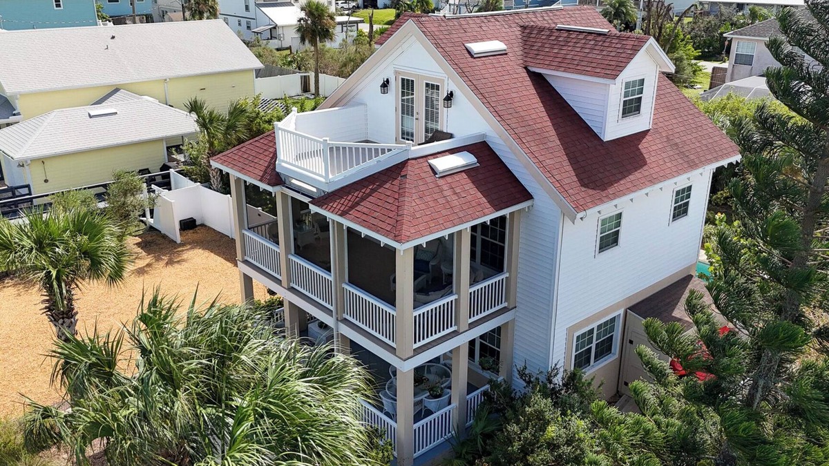 Marineland Acres House | Luxury Beach House, Private Salt Pool. Walk to the Private Beach