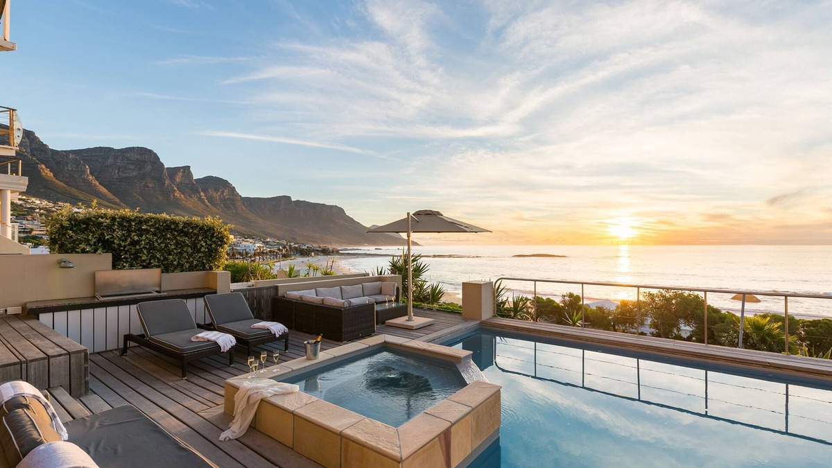 Camps Bay Villa | Luxury Beach House - Spectacular Camps Bay Views