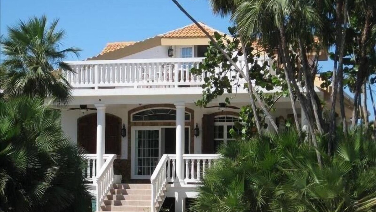 Placencia House | Luxury Beach House with FREE BOAT AND GUEST HOUSE
