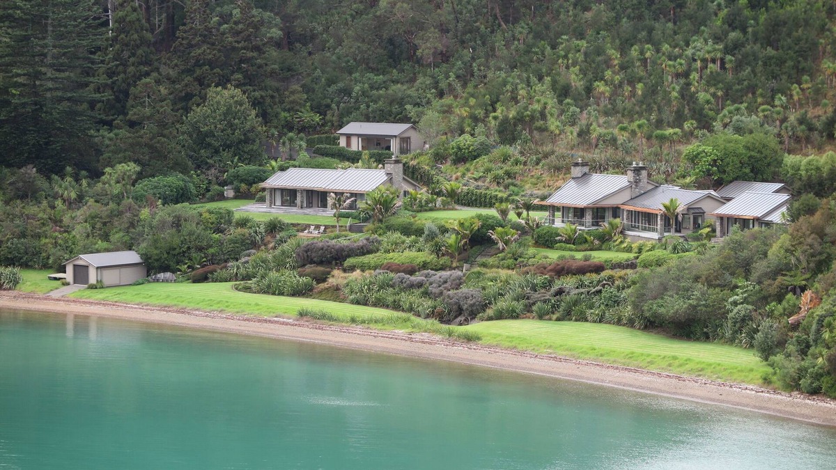 Russell House | Luxury Beach Retreat