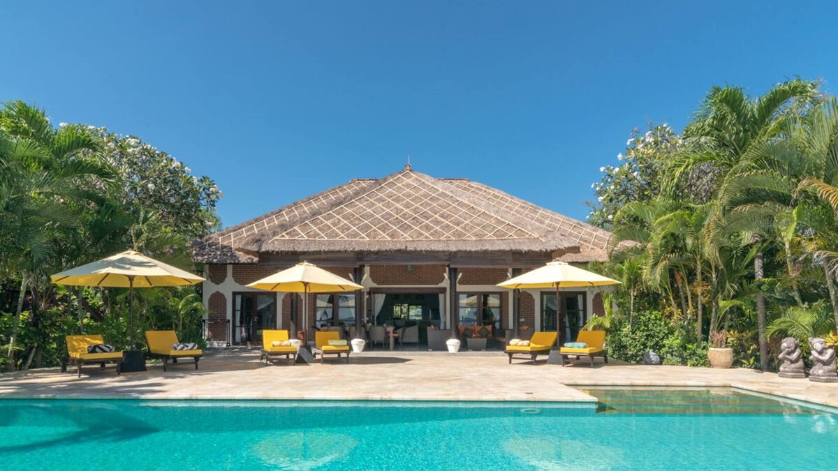 Lokapaksa Villa | Luxury beach villa directly at sea, private pool, incl. Staff/Cook next Lovina