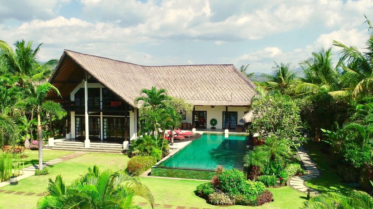 Banjartegehe Villa | Luxury Beach Villa with Infinity Pool.