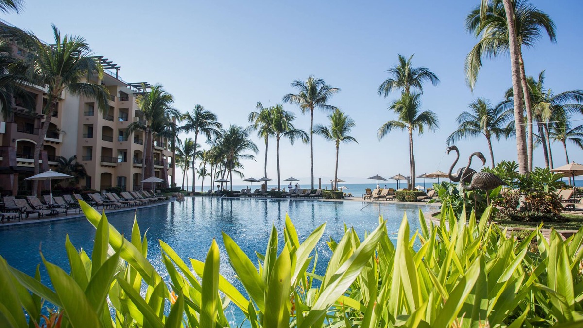 Flamingos Condo | Luxury Beachfront Villa – Summer & Fall Specials, Ocean Views, Pool & More!