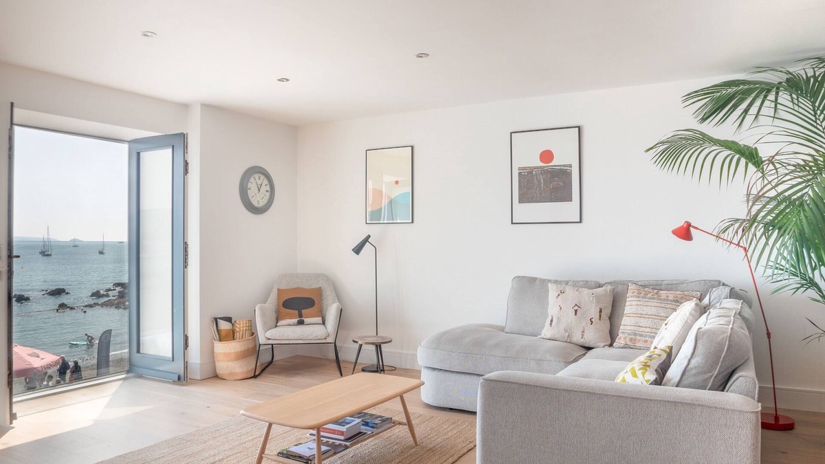 Cawsand House | Luxury beachfront maisonette with parking sleeps 6