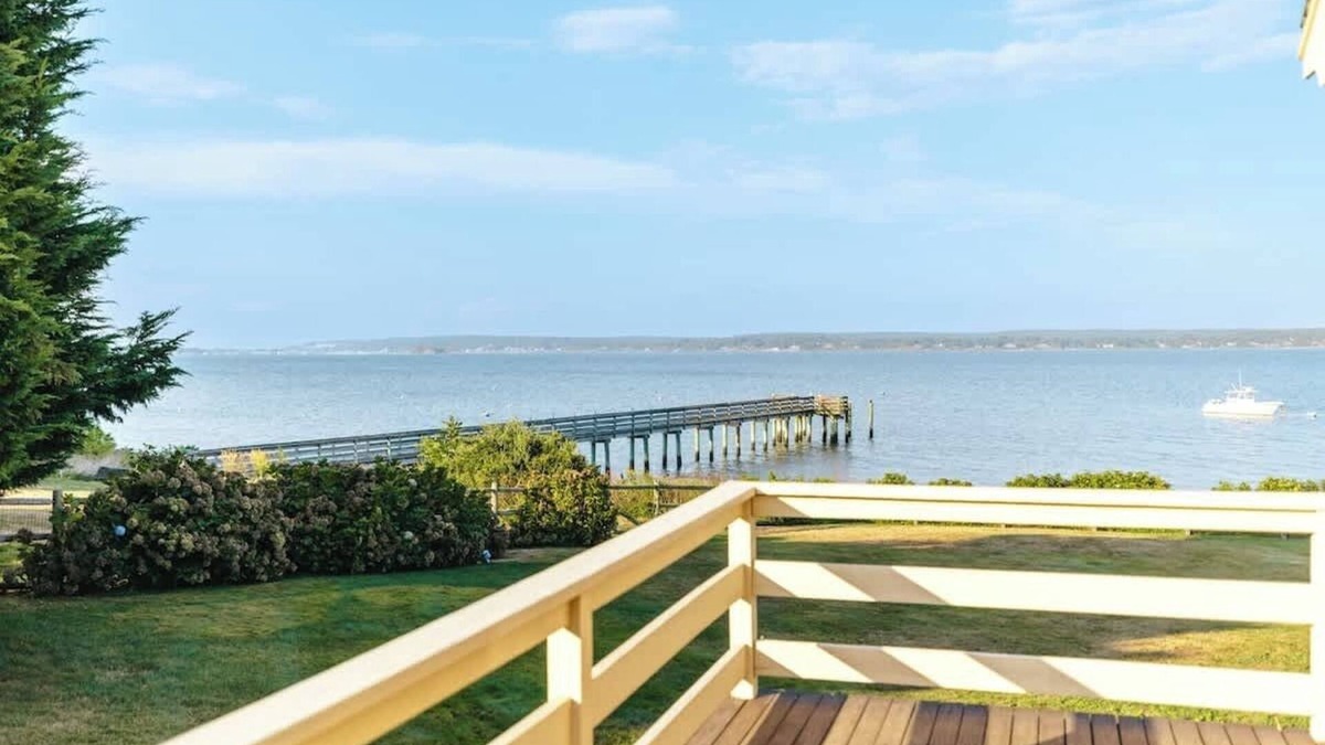 Portsmouth House | Luxury Beachfront Peaceful Large Yard Mooring