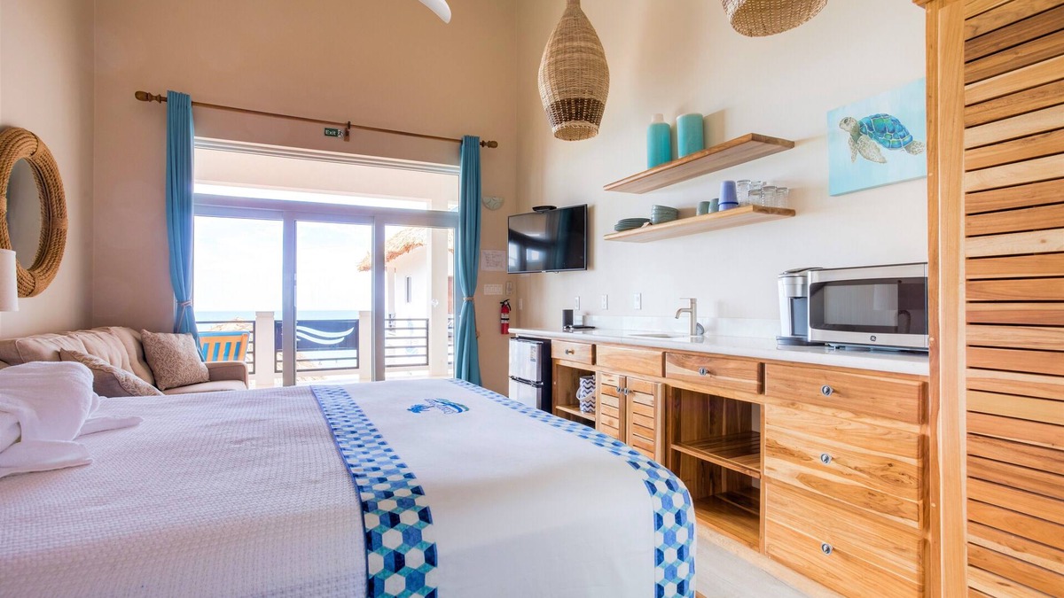 Placencia Resort | Luxury Beachfront Studio with Swim up Pool Bar