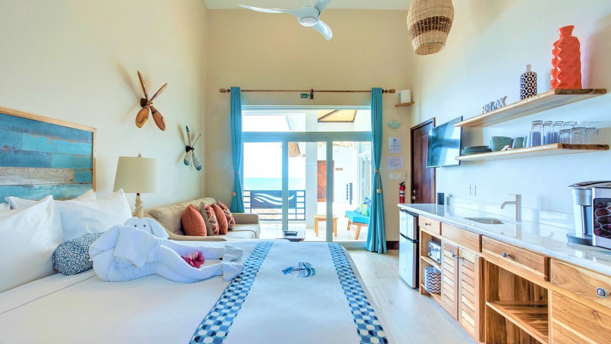 Placencia Resort | Luxury Beachfront Studio with swim up pool bar