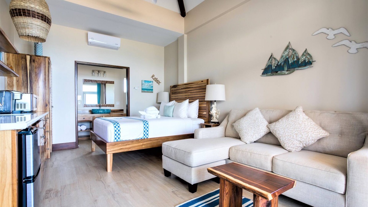 Placencia Resort | Luxury Beachfront Studio with swim up pool bar