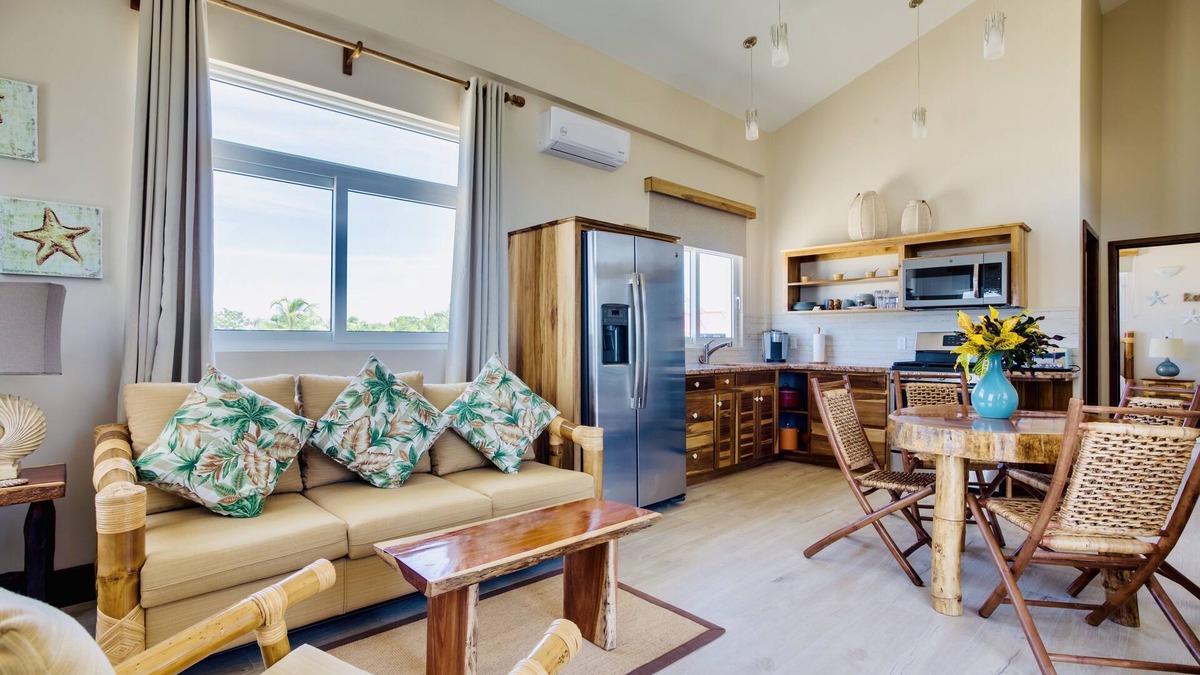 Placencia Resort | Luxury Beachfront Suite with swim up pool bar