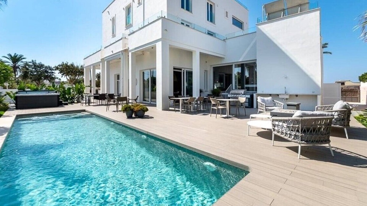 El Prat de Llobregat Villa | Luxury beachfront villa with pool