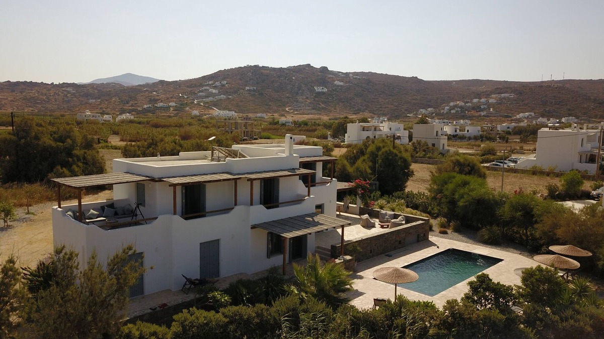 Plaka Villa | Luxury beachfront villa in Naxos for 14 people or kite surfers