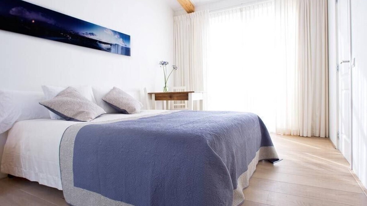 Centrale Markt Boat Rental | Luxury BedonBoard on Houseboat in Canals Amsterdam