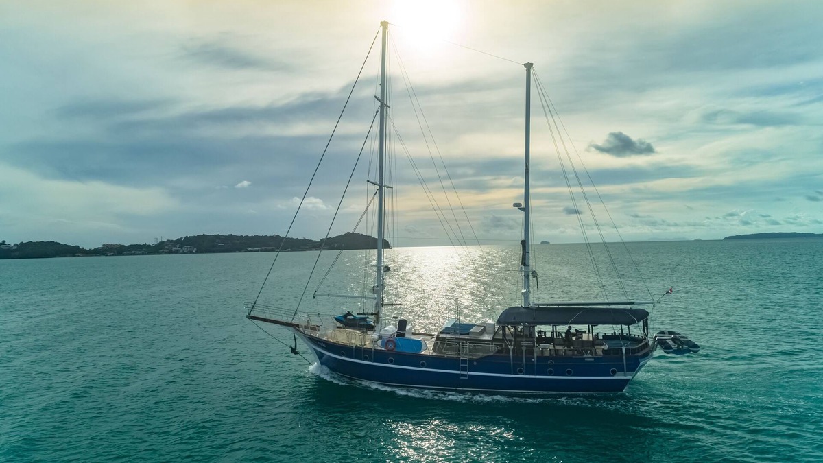 Rawai Boat Rental | Luxury Boat Floating Hotel!