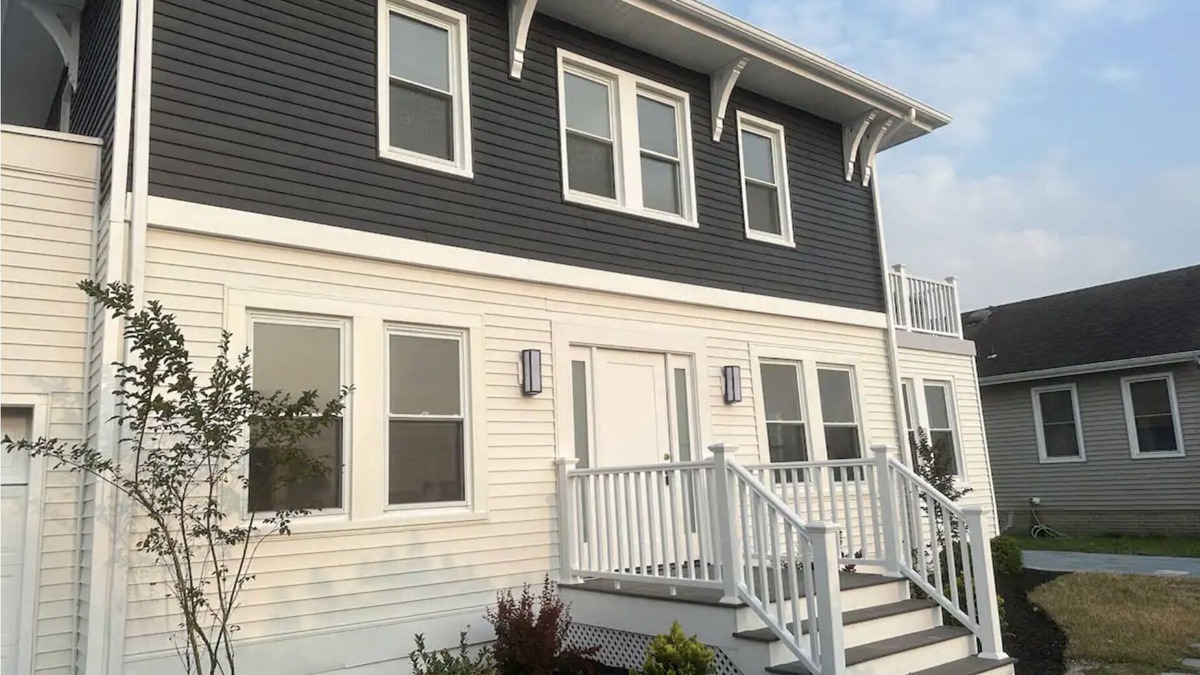 Pleasantville House | Luxury Boho Bay House. Balcony with Sunset Views, Near Casinos & Beach