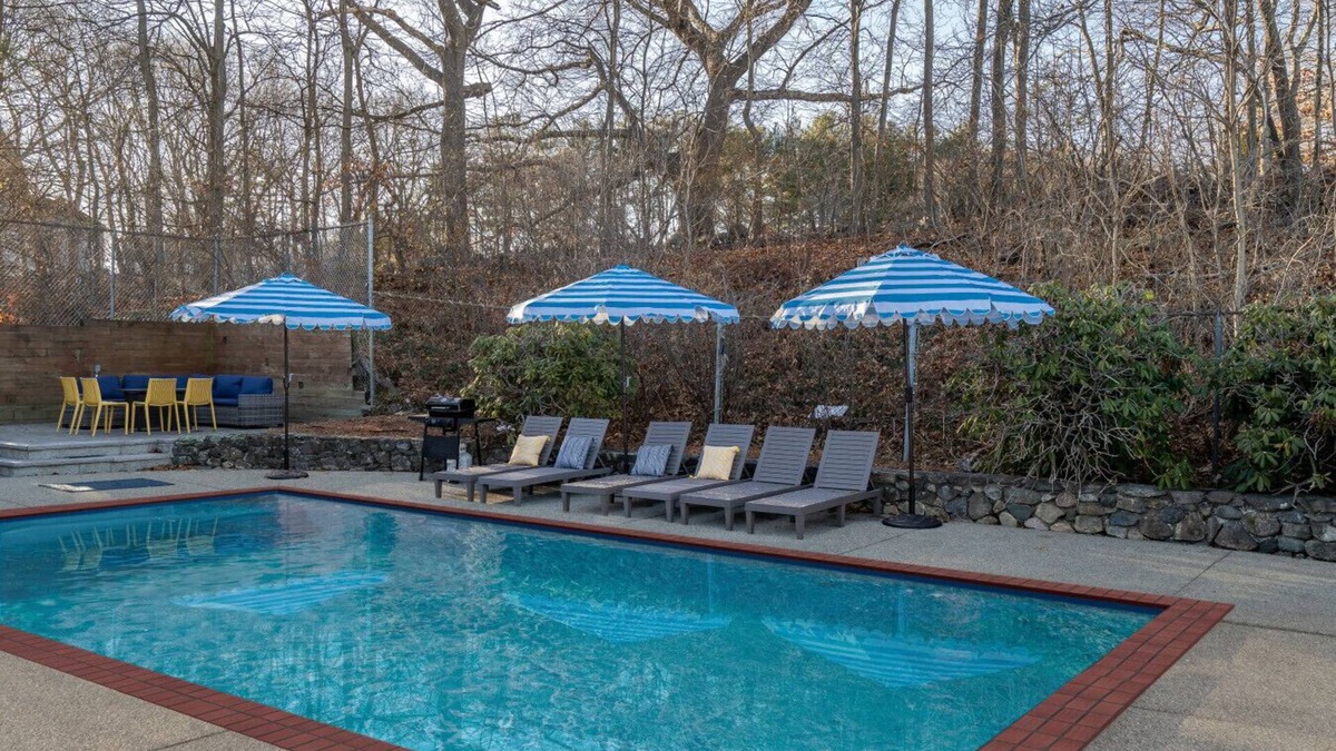 Framingham House | Luxury Boston Ranch –Sleeps 8|Pet+|Private pool
