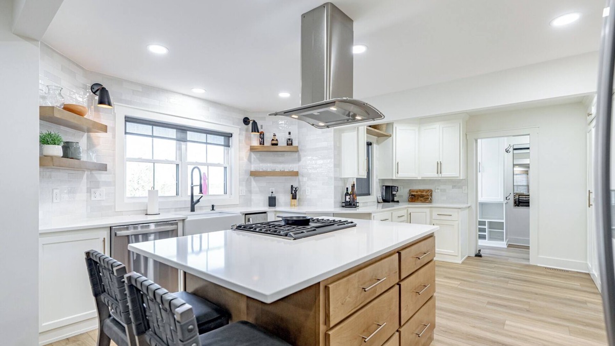 Shelbyville House | Luxury Bourbon Trail/Derby, Kentucky Getaway with Pool! 3 King Bedrooms