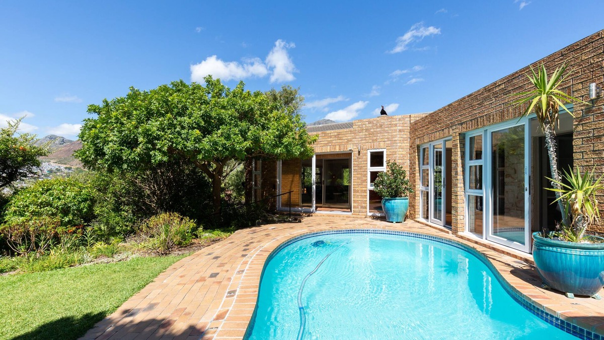 Hout Bay House | Luxury bungalow for 6 close to Cape Town centre and beach.