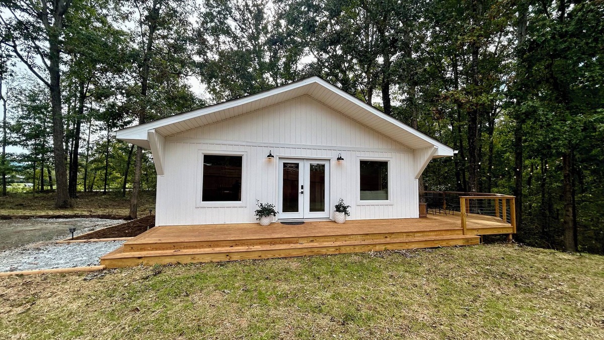 Travelers Rest House | Luxury Bungalow w/Scenic Tree View - near Travelers Rest & Furman University.