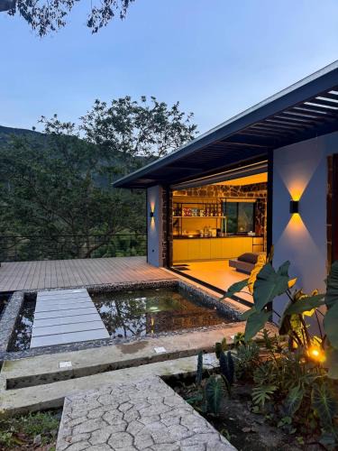Palestina Ski Chalet | Luxury Cabin in the Coffee Landscape with Pool