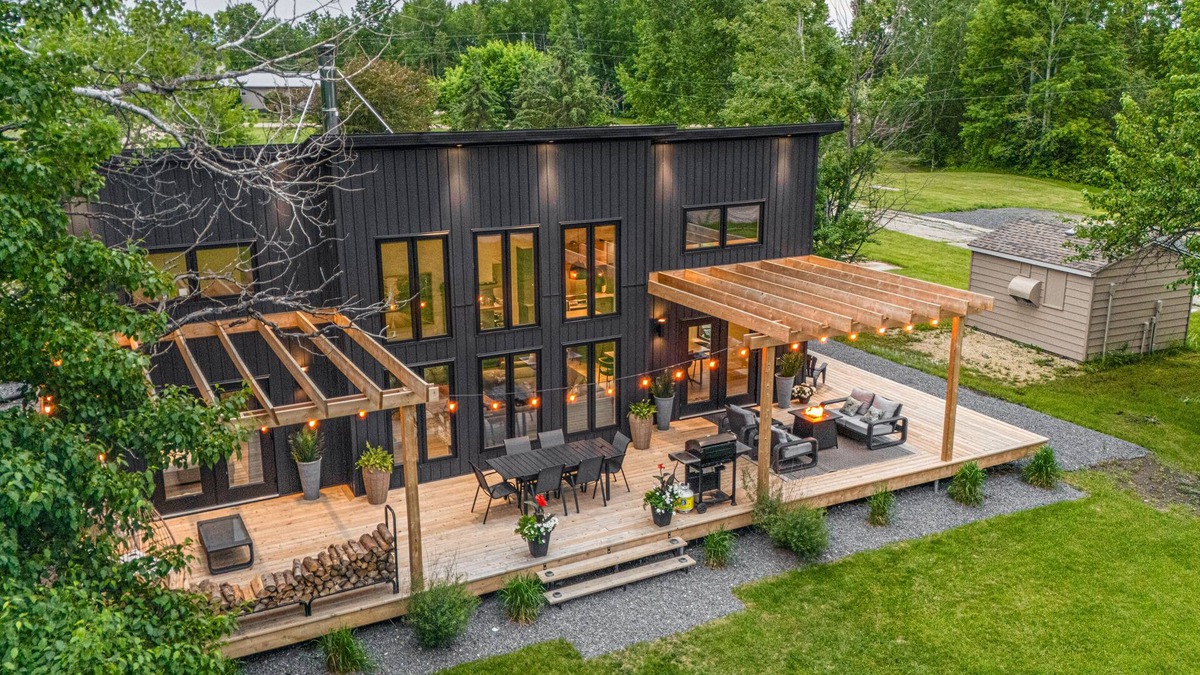 Lac du Bonnet Cabin | Luxury Cabin on the creek, with sauna, in Lac Du Bonnet, Manitoba (sleeps 8)