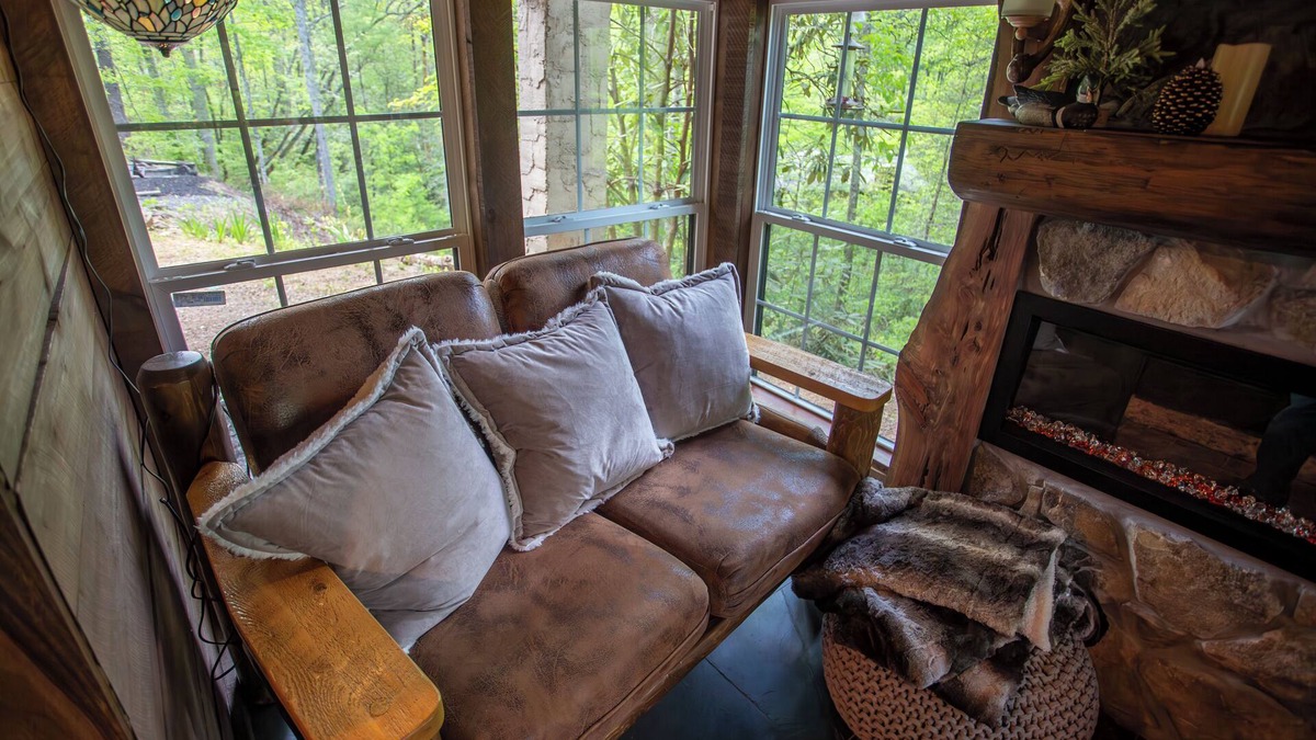Robbinsville Cabin | Luxury Cabin Retreat – Dog-Friendly, Cozy, Great Wi-Fi and an amazing Jacuzzi!