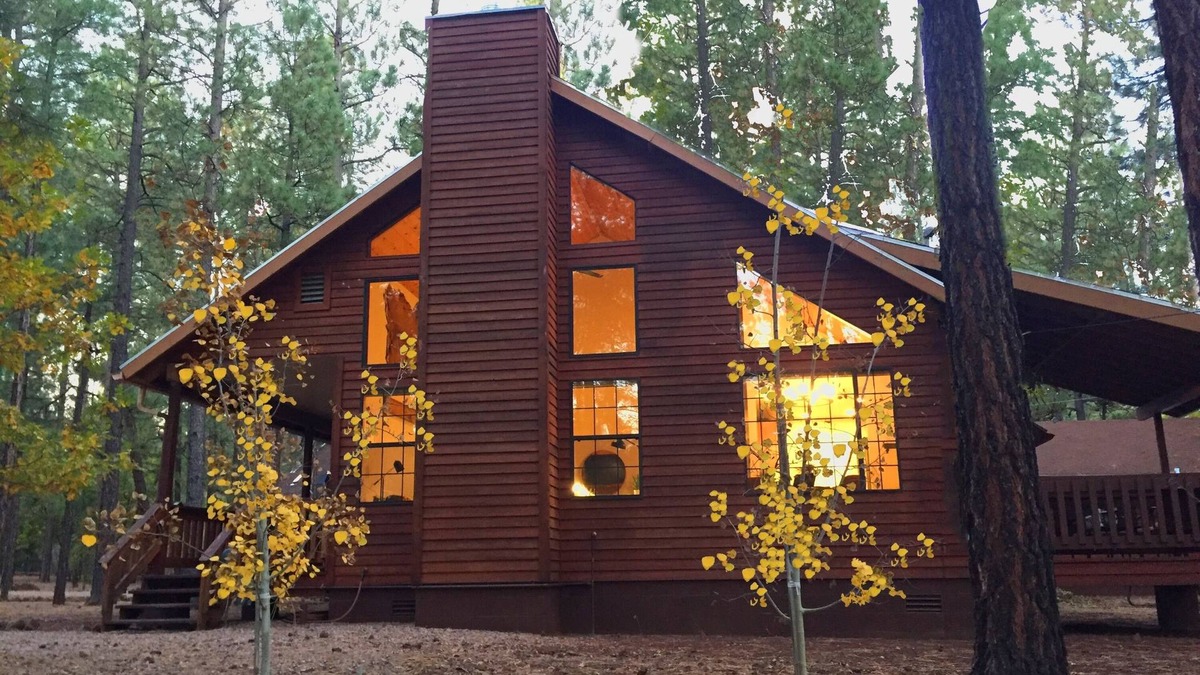 Pinetop Cabin | Luxury Cabin Retreat with Hot Tub on Spacious Wooded Lot