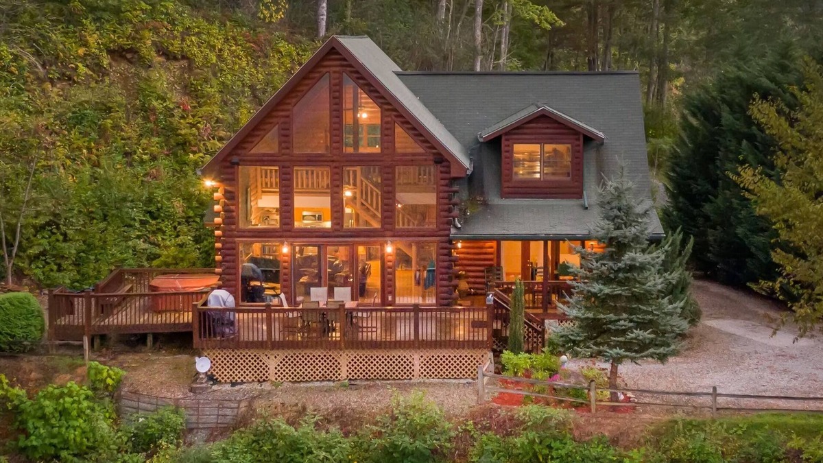 Bryson City Cabin | LUXURY CABIN, SPECTACULAR VIEW, HOT TUB, FIREPIT, PRIVACY, FIREPLACE, JACUZZI n