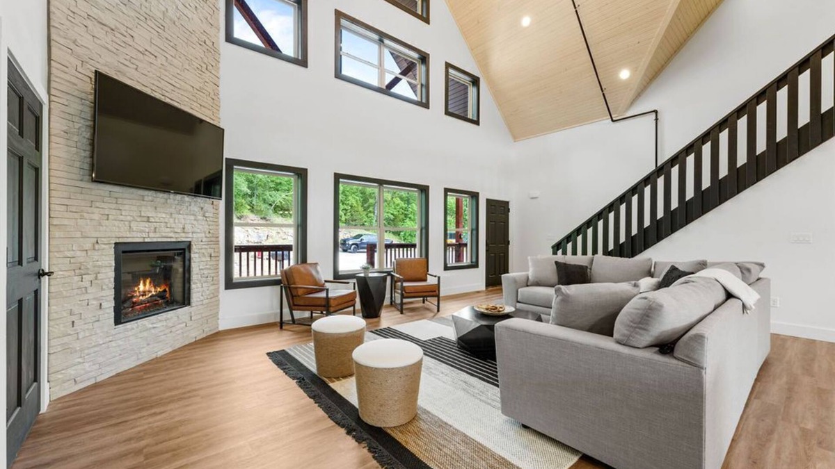 Reeds Spring House | Luxury Cabin w/hot tub, pet frdnly, cmty pool