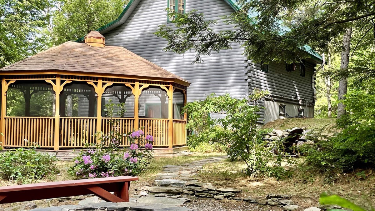 Rumford Center Cabin | Luxury Cabin with A/C, Hot Tub, Minutes to Sunday River! 21' Gazebo! Generator!
