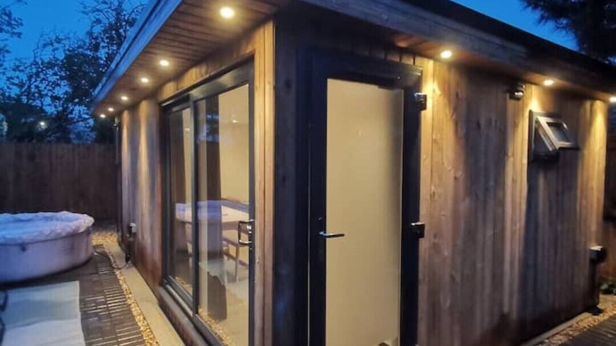Cheltenham Cabin | Luxury cabin with hot-tub
