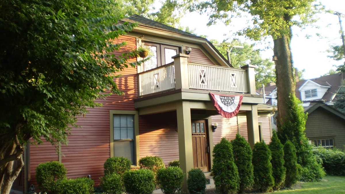 Central Hyde Park Cottage | LUXURY CarriageHouse 2 BR-2 BA Apt,Levl 2 EV Charger,Garage or Off-StreetParking