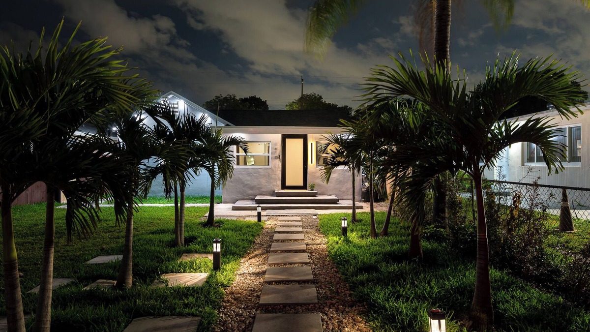 Royal Poinciana House | Luxury Casa Cusco in Hollywood [Hot Tub & Backyard Oasis]