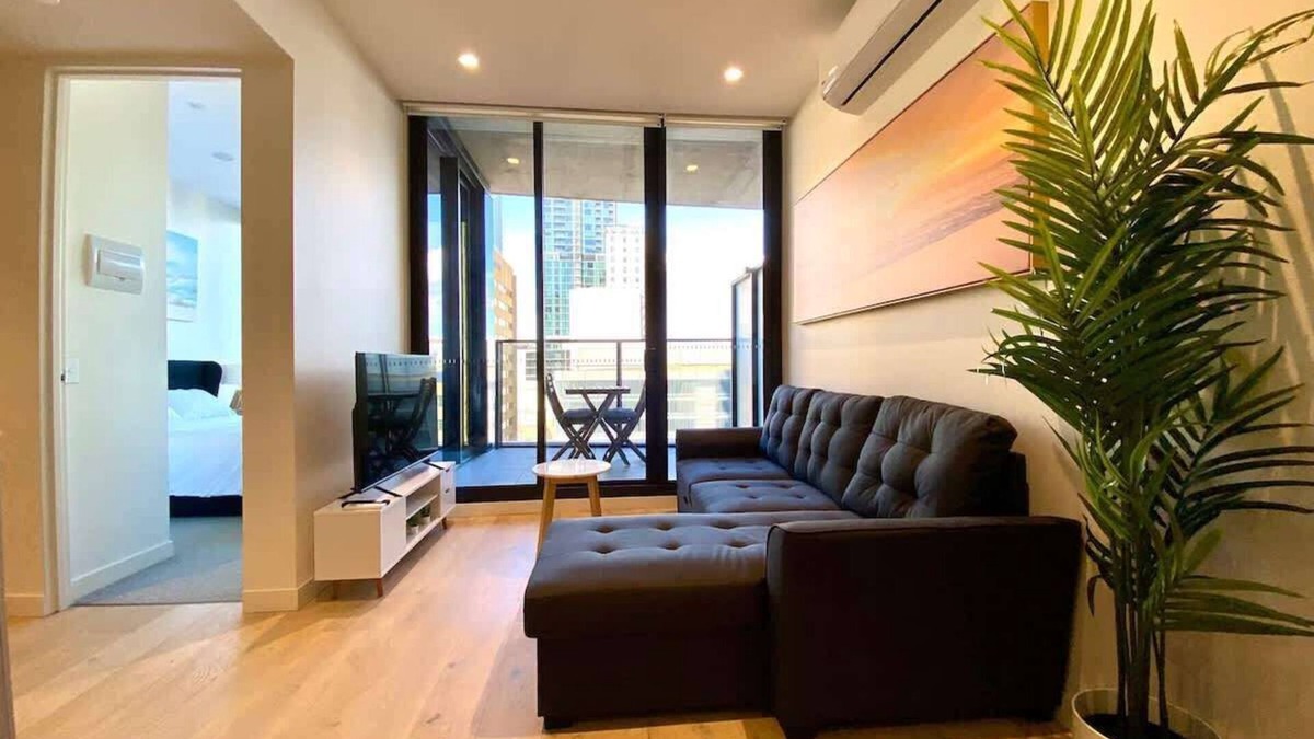 Adelaide Central Business District Apartment | Luxury CBD Beach Vibes-Queen Bed-Gym-BBQ