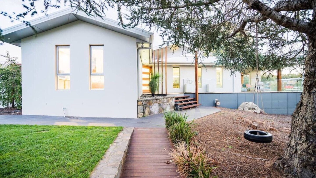 Stirling House | Luxury Central Canberra Home For Families/Work