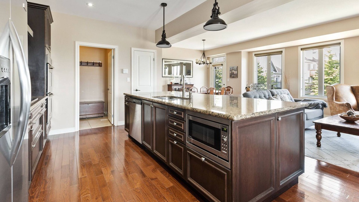 Craigleith Ski Chalet | Luxury Chalet w Hot Tub-Steps to Beach/Mountains