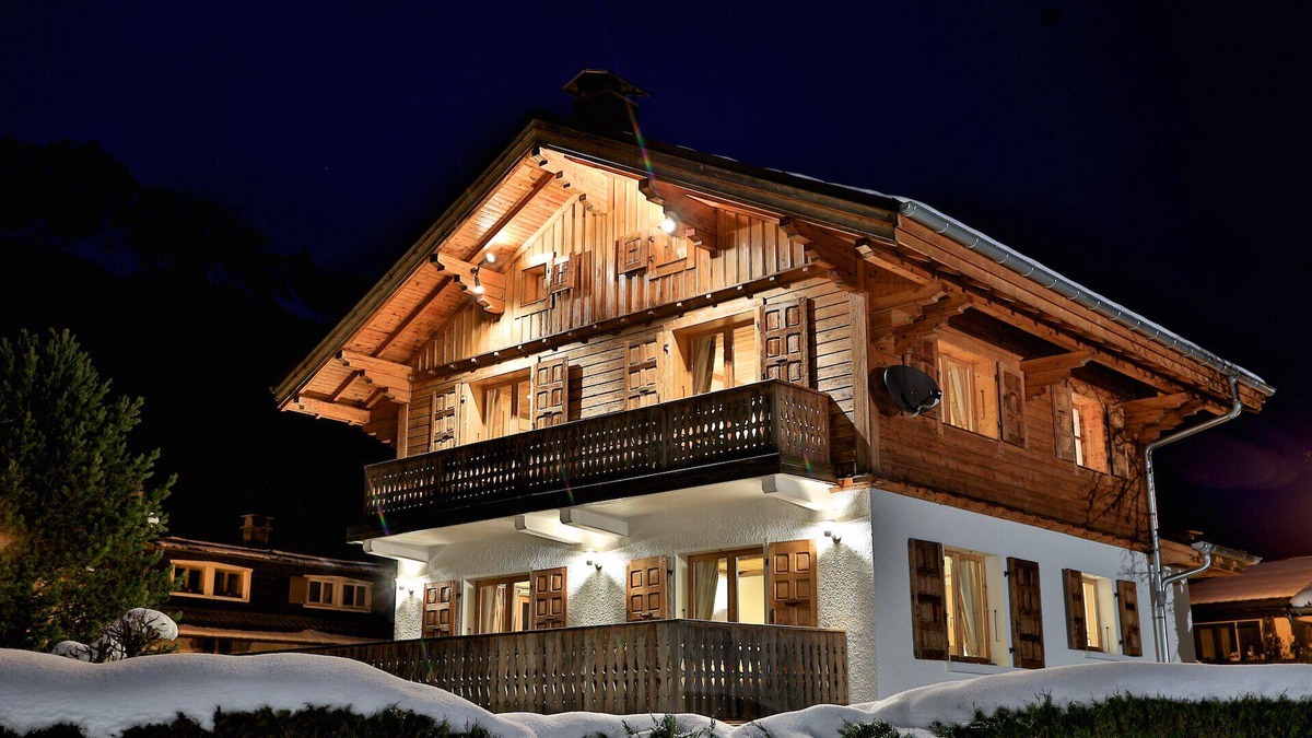 Chamonix-Mont-Blanc Ski Chalet | Luxury chalet in Chamonix town, all en-suite, log fire, hot tub