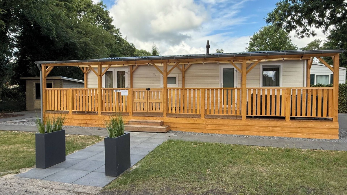 Sevenum Ski Chalet | Luxury chalet on 5-star campsite with spacious veranda