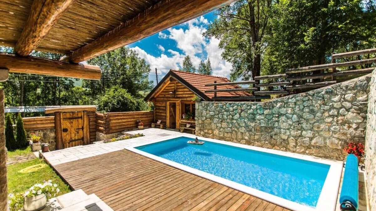 Municipality of Gracac Ski Chalet | Luxury Chalet Regina with pool and jacuzzi surrounded by nature