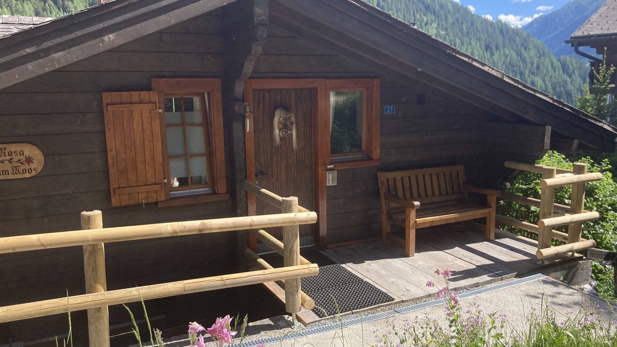 Kippel Ski Chalet | Luxury chalet with panoramic views in the Lötschental, with private carport